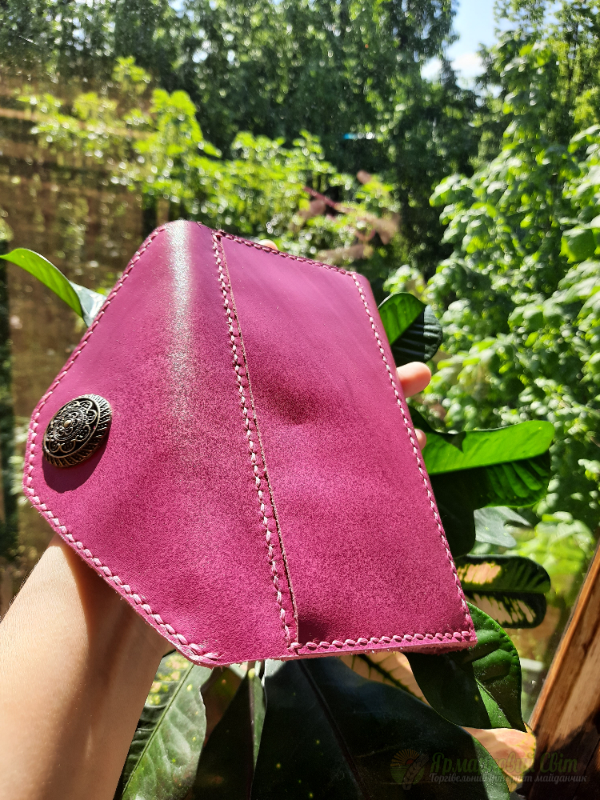 <div style=margin-left:10px><h1>Шкіряний гаманець</h1><p><a href="/catalog/ukrasheniya/">Прикраси</a> » <a href="/catalog/ukrasheniya/aksessuary/">Аксесуари</a></p><i class="fa fa-map-marker"></i> Киевская область, Киев<br /><br /><div class="socdata"><script src="//yastatic.net/es5-shims/0.0.2/es5-shims.min.js"></script>
                                            <script src="//yastatic.net/share2/share.js"></script>
                                            <div class="ya-share2" data-services="facebook,gplus,twitter,lj,viber,whatsapp,skype" data-counter=""></div></div>