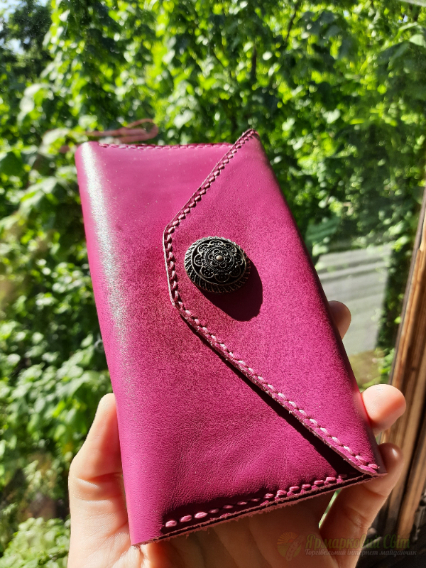 <div style=margin-left:10px><h1>Шкіряний гаманець</h1><p><a href="/catalog/ukrasheniya/">Прикраси</a> » <a href="/catalog/ukrasheniya/aksessuary/">Аксесуари</a></p><i class="fa fa-map-marker"></i> Киевская область, Киев<br /><br /><div class="socdata"><script src="//yastatic.net/es5-shims/0.0.2/es5-shims.min.js"></script>
                                            <script src="//yastatic.net/share2/share.js"></script>
                                            <div class="ya-share2" data-services="facebook,gplus,twitter,lj,viber,whatsapp,skype" data-counter=""></div></div>