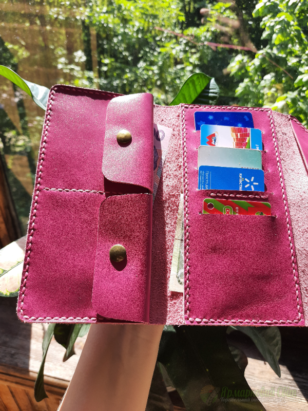 <div style=margin-left:10px><h1>Шкіряний гаманець</h1><p><a href="/catalog/ukrasheniya/">Прикраси</a> » <a href="/catalog/ukrasheniya/aksessuary/">Аксесуари</a></p><i class="fa fa-map-marker"></i> Киевская область, Киев<br /><br /><div class="socdata"><script src="//yastatic.net/es5-shims/0.0.2/es5-shims.min.js"></script>
                                            <script src="//yastatic.net/share2/share.js"></script>
                                            <div class="ya-share2" data-services="facebook,gplus,twitter,lj,viber,whatsapp,skype" data-counter=""></div></div>