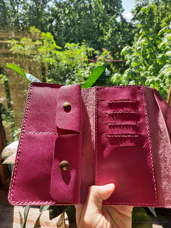 <div style=margin-left:10px><h1>Шкіряний гаманець</h1><p><a href="/catalog/ukrasheniya/">Прикраси</a> » <a href="/catalog/ukrasheniya/aksessuary/">Аксесуари</a></p><i class="fa fa-map-marker"></i> Киевская область, Киев<br /><br /><div class="socdata"><script src="//yastatic.net/es5-shims/0.0.2/es5-shims.min.js"></script>
                                            <script src="//yastatic.net/share2/share.js"></script>
                                            <div class="ya-share2" data-services="facebook,gplus,twitter,lj,viber,whatsapp,skype" data-counter=""></div></div>