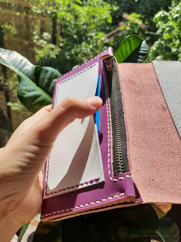 <div style=margin-left:10px><h1>Гаманець шкіряний бузок</h1><p><a href="/catalog/ukrasheniya/">Прикраси</a> » <a href="/catalog/ukrasheniya/aksessuary/">Аксесуари</a></p><i class="fa fa-map-marker"></i> Киевская область, Киев<br /><br /><div class="socdata"><script src="//yastatic.net/es5-shims/0.0.2/es5-shims.min.js"></script>
                                            <script src="//yastatic.net/share2/share.js"></script>
                                            <div class="ya-share2" data-services="facebook,gplus,twitter,lj,viber,whatsapp,skype" data-counter=""></div></div>