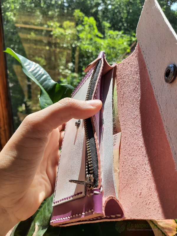 <div style=margin-left:10px><h1>Гаманець шкіряний бузок</h1><p><a href="/catalog/ukrasheniya/">Прикраси</a> » <a href="/catalog/ukrasheniya/aksessuary/">Аксесуари</a></p><i class="fa fa-map-marker"></i> Киевская область, Киев<br /><br /><div class="socdata"><script src="//yastatic.net/es5-shims/0.0.2/es5-shims.min.js"></script>
                                            <script src="//yastatic.net/share2/share.js"></script>
                                            <div class="ya-share2" data-services="facebook,gplus,twitter,lj,viber,whatsapp,skype" data-counter=""></div></div>