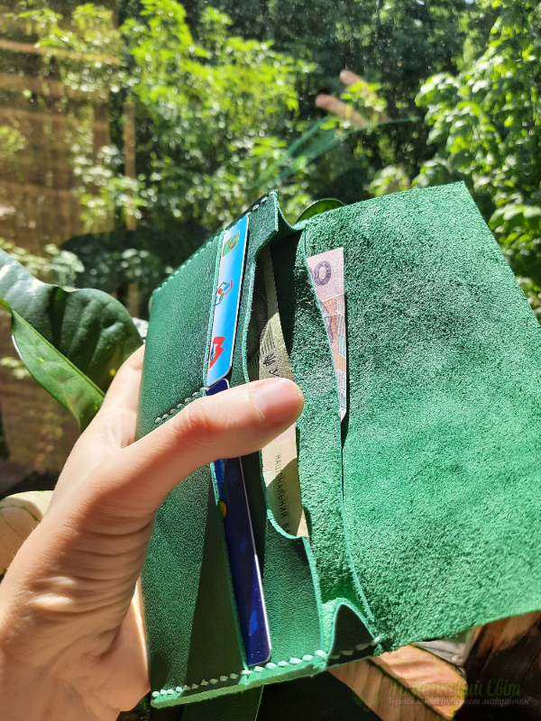 <div style=margin-left:10px><h1>Шкіряний гаманець грін</h1><p><a href="/catalog/ukrasheniya/">Прикраси</a> » <a href="/catalog/ukrasheniya/aksessuary/">Аксесуари</a></p><i class="fa fa-map-marker"></i> Киевская область, Киев<br /><br /><div class="socdata"><script src="//yastatic.net/es5-shims/0.0.2/es5-shims.min.js"></script>
                                            <script src="//yastatic.net/share2/share.js"></script>
                                            <div class="ya-share2" data-services="facebook,gplus,twitter,lj,viber,whatsapp,skype" data-counter=""></div></div>