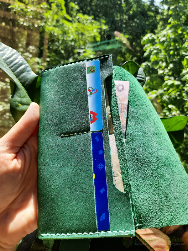 <div style=margin-left:10px><h1>Шкіряний гаманець грін</h1><p><a href="/catalog/ukrasheniya/">Прикраси</a> » <a href="/catalog/ukrasheniya/aksessuary/">Аксесуари</a></p><i class="fa fa-map-marker"></i> Киевская область, Киев<br /><br /><div class="socdata"><script src="//yastatic.net/es5-shims/0.0.2/es5-shims.min.js"></script>
                                            <script src="//yastatic.net/share2/share.js"></script>
                                            <div class="ya-share2" data-services="facebook,gplus,twitter,lj,viber,whatsapp,skype" data-counter=""></div></div>