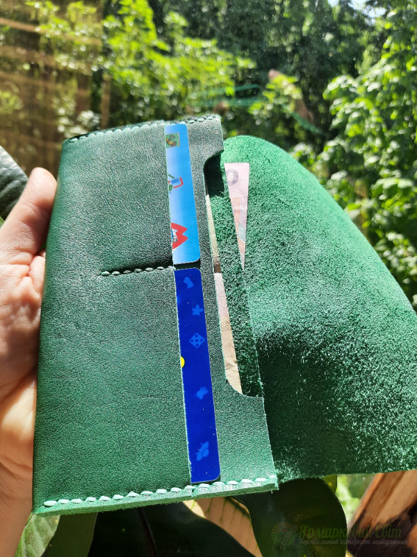 <div style=margin-left:10px><h1>Шкіряний гаманець грін</h1><p><a href="/catalog/ukrasheniya/">Прикраси</a> » <a href="/catalog/ukrasheniya/aksessuary/">Аксесуари</a></p><i class="fa fa-map-marker"></i> Киевская область, Киев<br /><br /><div class="socdata"><script src="//yastatic.net/es5-shims/0.0.2/es5-shims.min.js"></script>
                                            <script src="//yastatic.net/share2/share.js"></script>
                                            <div class="ya-share2" data-services="facebook,gplus,twitter,lj,viber,whatsapp,skype" data-counter=""></div></div>