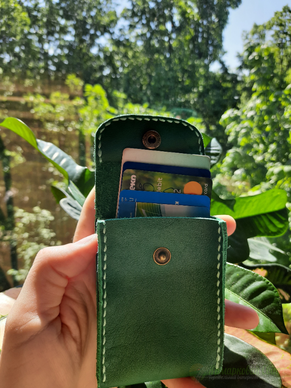 <div style=margin-left:10px><h1>Шкіряний картхолдер</h1><p><a href="/catalog/ukrasheniya/">Прикраси</a> » <a href="/catalog/ukrasheniya/aksessuary/">Аксесуари</a></p><i class="fa fa-map-marker"></i> Киевская область, Киев<br /><br /><div class="socdata"><script src="//yastatic.net/es5-shims/0.0.2/es5-shims.min.js"></script>
                                            <script src="//yastatic.net/share2/share.js"></script>
                                            <div class="ya-share2" data-services="facebook,gplus,twitter,lj,viber,whatsapp,skype" data-counter=""></div></div>