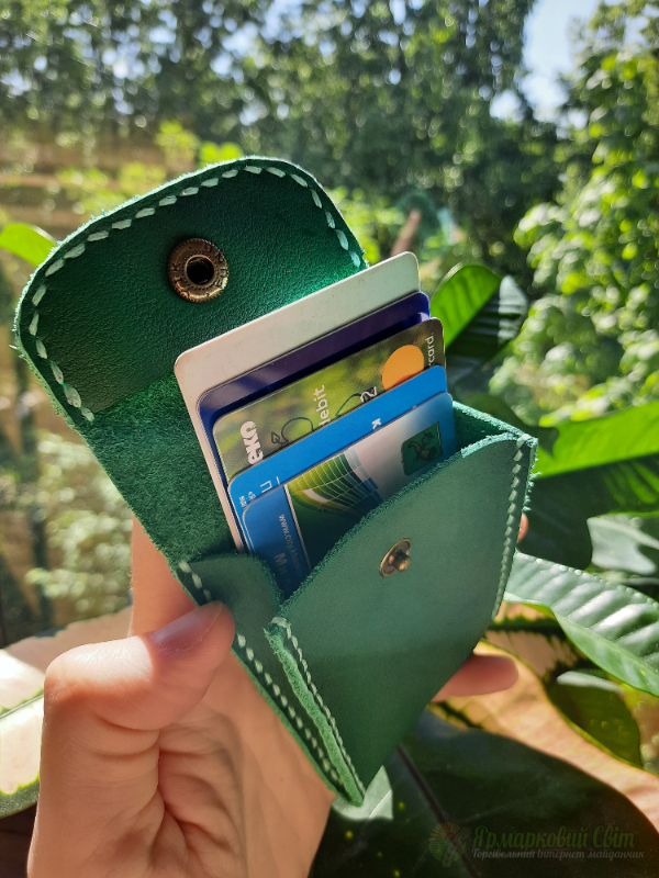 <div style=margin-left:10px><h1>Шкіряний картхолдер</h1><p><a href="/catalog/ukrasheniya/">Прикраси</a> » <a href="/catalog/ukrasheniya/aksessuary/">Аксесуари</a></p><i class="fa fa-map-marker"></i> Киевская область, Киев<br /><br /><div class="socdata"><script src="//yastatic.net/es5-shims/0.0.2/es5-shims.min.js"></script>
                                            <script src="//yastatic.net/share2/share.js"></script>
                                            <div class="ya-share2" data-services="facebook,gplus,twitter,lj,viber,whatsapp,skype" data-counter=""></div></div>