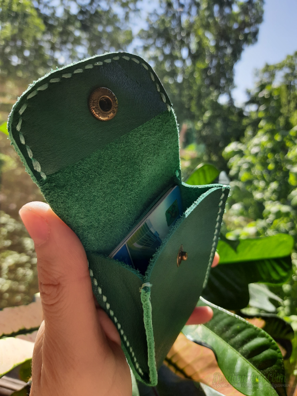 <div style=margin-left:10px><h1>Шкіряний картхолдер</h1><p><a href="/catalog/ukrasheniya/">Прикраси</a> » <a href="/catalog/ukrasheniya/aksessuary/">Аксесуари</a></p><i class="fa fa-map-marker"></i> Киевская область, Киев<br /><br /><div class="socdata"><script src="//yastatic.net/es5-shims/0.0.2/es5-shims.min.js"></script>
                                            <script src="//yastatic.net/share2/share.js"></script>
                                            <div class="ya-share2" data-services="facebook,gplus,twitter,lj,viber,whatsapp,skype" data-counter=""></div></div>