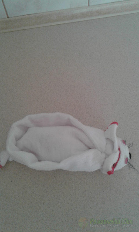 <div style=margin-left:10px><h1>Подарочное полотенце МЫШКА</h1><p><a href="/catalog/ukrasheniya/">Прикраси</a> » <a href="/catalog/ukrasheniya/podarki/">Подарунки</a></p><i class="fa fa-map-marker"></i> Луганская область, Северодонецк<br /><br /><div class="socdata"><script src="//yastatic.net/es5-shims/0.0.2/es5-shims.min.js"></script>
                                            <script src="//yastatic.net/share2/share.js"></script>
                                            <div class="ya-share2" data-services="facebook,gplus,twitter,lj,viber,whatsapp,skype" data-counter=""></div></div>