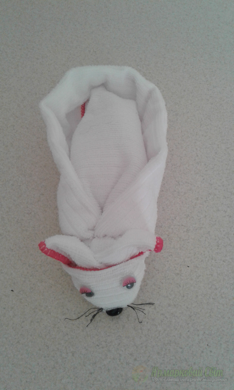 <div style=margin-left:10px><h1>Подарочное полотенце МЫШКА</h1><p><a href="/catalog/ukrasheniya/">Прикраси</a> » <a href="/catalog/ukrasheniya/podarki/">Подарунки</a></p><i class="fa fa-map-marker"></i> Луганская область, Северодонецк<br /><br /><div class="socdata"><script src="//yastatic.net/es5-shims/0.0.2/es5-shims.min.js"></script>
                                            <script src="//yastatic.net/share2/share.js"></script>
                                            <div class="ya-share2" data-services="facebook,gplus,twitter,lj,viber,whatsapp,skype" data-counter=""></div></div>