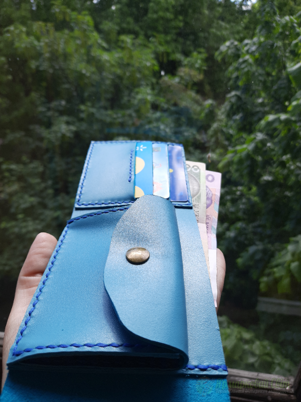 <div style=margin-left:10px><h1>Шкіряний гаманець</h1><p><a href="/catalog/ukrasheniya/">Прикраси</a> » <a href="/catalog/ukrasheniya/aksessuary/">Аксесуари</a></p><i class="fa fa-map-marker"></i> Киевская область, Киев<br /><br /><div class="socdata"><script src="//yastatic.net/es5-shims/0.0.2/es5-shims.min.js"></script>
                                            <script src="//yastatic.net/share2/share.js"></script>
                                            <div class="ya-share2" data-services="facebook,gplus,twitter,lj,viber,whatsapp,skype" data-counter=""></div></div>