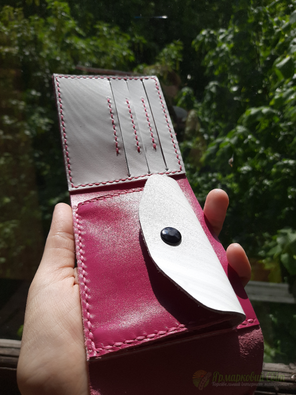 <div style=margin-left:10px><h1>Шкіряний гаманець</h1><p><a href="/catalog/ukrasheniya/">Прикраси</a> » <a href="/catalog/ukrasheniya/aksessuary/">Аксесуари</a></p><i class="fa fa-map-marker"></i> Киевская область, Киев<br /><br /><div class="socdata"><script src="//yastatic.net/es5-shims/0.0.2/es5-shims.min.js"></script>
                                            <script src="//yastatic.net/share2/share.js"></script>
                                            <div class="ya-share2" data-services="facebook,gplus,twitter,lj,viber,whatsapp,skype" data-counter=""></div></div>