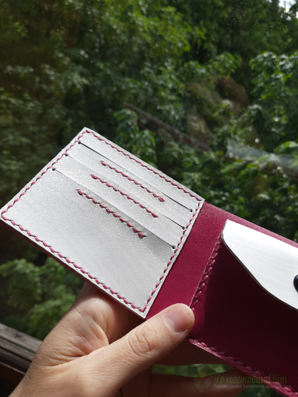 <div style=margin-left:10px><h1>Шкіряний гаманець</h1><p><a href="/catalog/ukrasheniya/">Прикраси</a> » <a href="/catalog/ukrasheniya/aksessuary/">Аксесуари</a></p><i class="fa fa-map-marker"></i> Киевская область, Киев<br /><br /><div class="socdata"><script src="//yastatic.net/es5-shims/0.0.2/es5-shims.min.js"></script>
                                            <script src="//yastatic.net/share2/share.js"></script>
                                            <div class="ya-share2" data-services="facebook,gplus,twitter,lj,viber,whatsapp,skype" data-counter=""></div></div>