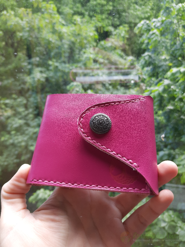 <div style=margin-left:10px><h1>Шкіряний гаманець</h1><p><a href="/catalog/ukrasheniya/">Прикраси</a> » <a href="/catalog/ukrasheniya/aksessuary/">Аксесуари</a></p><i class="fa fa-map-marker"></i> Киевская область, Киев<br /><br /><div class="socdata"><script src="//yastatic.net/es5-shims/0.0.2/es5-shims.min.js"></script>
                                            <script src="//yastatic.net/share2/share.js"></script>
                                            <div class="ya-share2" data-services="facebook,gplus,twitter,lj,viber,whatsapp,skype" data-counter=""></div></div>