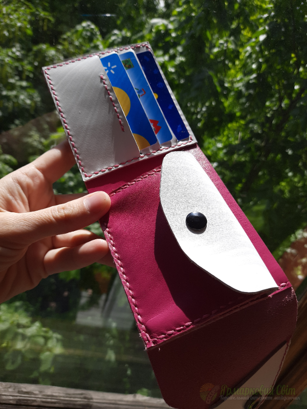 <div style=margin-left:10px><h1>Шкіряний гаманець</h1><p><a href="/catalog/ukrasheniya/">Прикраси</a> » <a href="/catalog/ukrasheniya/aksessuary/">Аксесуари</a></p><i class="fa fa-map-marker"></i> Киевская область, Киев<br /><br /><div class="socdata"><script src="//yastatic.net/es5-shims/0.0.2/es5-shims.min.js"></script>
                                            <script src="//yastatic.net/share2/share.js"></script>
                                            <div class="ya-share2" data-services="facebook,gplus,twitter,lj,viber,whatsapp,skype" data-counter=""></div></div>