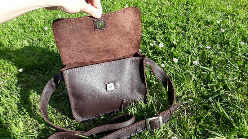 <div style=margin-left:10px><h1>Шкіряна сумка ручної роботи шоколад</h1><p><a href="/catalog/ukrasheniya/">Прикраси</a> » <a href="/catalog/ukrasheniya/aksessuary/">Аксесуари</a></p><i class="fa fa-map-marker"></i> Киевская область, Киев<br /><br /><div class="socdata"><script src="//yastatic.net/es5-shims/0.0.2/es5-shims.min.js"></script>
                                            <script src="//yastatic.net/share2/share.js"></script>
                                            <div class="ya-share2" data-services="facebook,gplus,twitter,lj,viber,whatsapp,skype" data-counter=""></div></div>