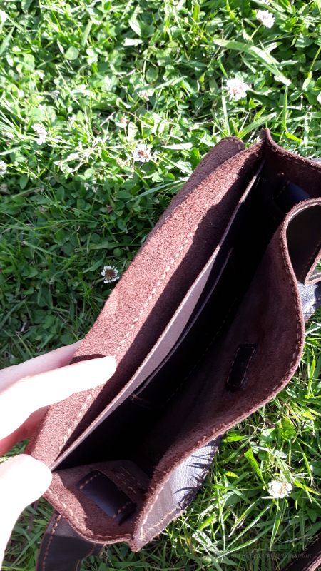 <div style=margin-left:10px><h1>Шкіряна сумка ручної роботи шоколад</h1><p><a href="/catalog/ukrasheniya/">Прикраси</a> » <a href="/catalog/ukrasheniya/aksessuary/">Аксесуари</a></p><i class="fa fa-map-marker"></i> Киевская область, Киев<br /><br /><div class="socdata"><script src="//yastatic.net/es5-shims/0.0.2/es5-shims.min.js"></script>
                                            <script src="//yastatic.net/share2/share.js"></script>
                                            <div class="ya-share2" data-services="facebook,gplus,twitter,lj,viber,whatsapp,skype" data-counter=""></div></div>