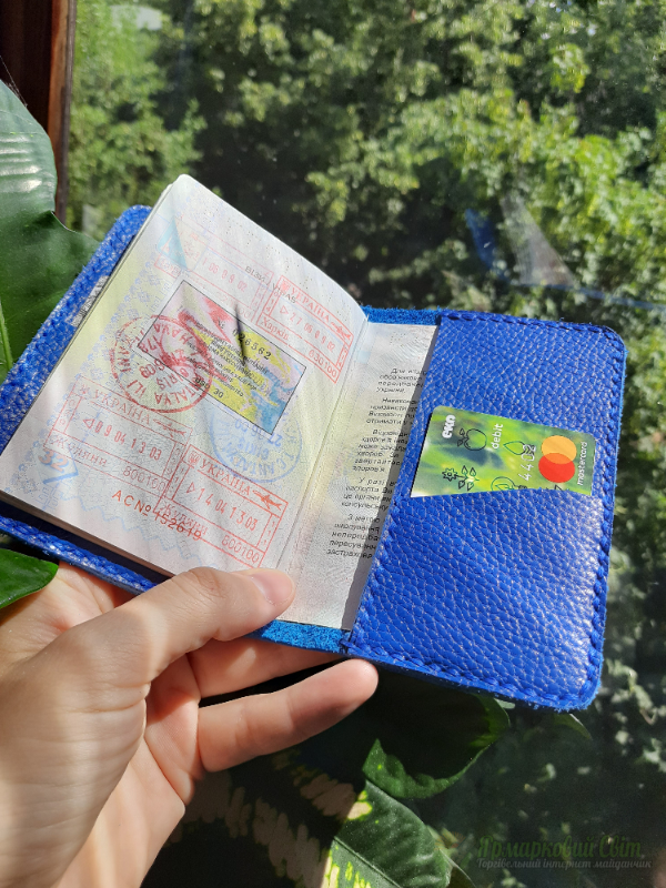 <div style=margin-left:10px><h1>Обкладинка на паспорт</h1><p><a href="/catalog/ukrasheniya/">Прикраси</a> » <a href="/catalog/ukrasheniya/aksessuary/">Аксесуари</a></p><i class="fa fa-map-marker"></i> Киевская область, Киев<br /><br /><div class="socdata"><script src="//yastatic.net/es5-shims/0.0.2/es5-shims.min.js"></script>
                                            <script src="//yastatic.net/share2/share.js"></script>
                                            <div class="ya-share2" data-services="facebook,gplus,twitter,lj,viber,whatsapp,skype" data-counter=""></div></div>