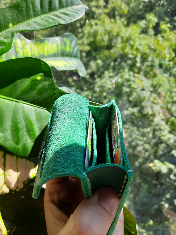 <div style=margin-left:10px><h1>Шкіряний картхолдер</h1><p><a href="/catalog/ukrasheniya/">Прикраси</a> » <a href="/catalog/ukrasheniya/aksessuary/">Аксесуари</a></p><i class="fa fa-map-marker"></i> Киевская область, Киев<br /><br /><div class="socdata"><script src="//yastatic.net/es5-shims/0.0.2/es5-shims.min.js"></script>
                                            <script src="//yastatic.net/share2/share.js"></script>
                                            <div class="ya-share2" data-services="facebook,gplus,twitter,lj,viber,whatsapp,skype" data-counter=""></div></div>