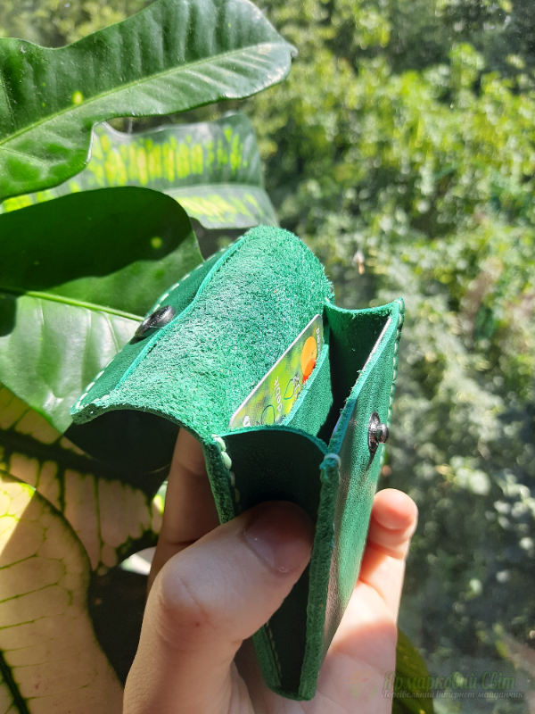 <div style=margin-left:10px><h1>Шкіряний картхолдер</h1><p><a href="/catalog/ukrasheniya/">Прикраси</a> » <a href="/catalog/ukrasheniya/aksessuary/">Аксесуари</a></p><i class="fa fa-map-marker"></i> Киевская область, Киев<br /><br /><div class="socdata"><script src="//yastatic.net/es5-shims/0.0.2/es5-shims.min.js"></script>
                                            <script src="//yastatic.net/share2/share.js"></script>
                                            <div class="ya-share2" data-services="facebook,gplus,twitter,lj,viber,whatsapp,skype" data-counter=""></div></div>