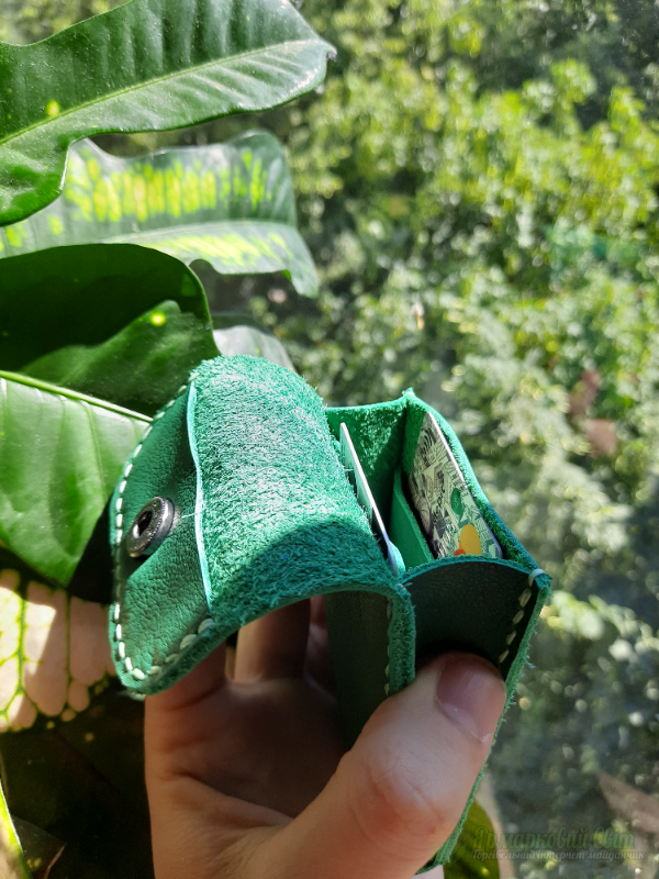 <div style=margin-left:10px><h1>Шкіряний картхолдер</h1><p><a href="/catalog/ukrasheniya/">Прикраси</a> » <a href="/catalog/ukrasheniya/aksessuary/">Аксесуари</a></p><i class="fa fa-map-marker"></i> Киевская область, Киев<br /><br /><div class="socdata"><script src="//yastatic.net/es5-shims/0.0.2/es5-shims.min.js"></script>
                                            <script src="//yastatic.net/share2/share.js"></script>
                                            <div class="ya-share2" data-services="facebook,gplus,twitter,lj,viber,whatsapp,skype" data-counter=""></div></div>