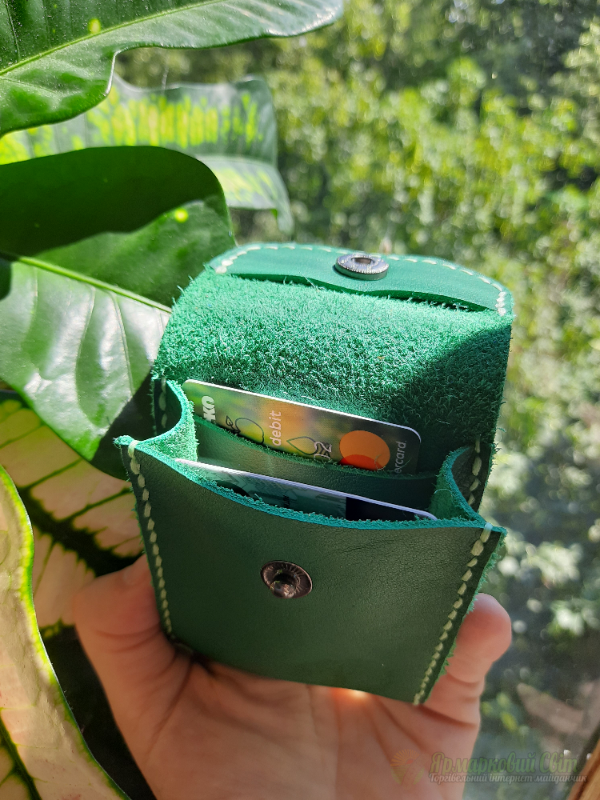 <div style=margin-left:10px><h1>Шкіряний картхолдер</h1><p><a href="/catalog/ukrasheniya/">Прикраси</a> » <a href="/catalog/ukrasheniya/aksessuary/">Аксесуари</a></p><i class="fa fa-map-marker"></i> Киевская область, Киев<br /><br /><div class="socdata"><script src="//yastatic.net/es5-shims/0.0.2/es5-shims.min.js"></script>
                                            <script src="//yastatic.net/share2/share.js"></script>
                                            <div class="ya-share2" data-services="facebook,gplus,twitter,lj,viber,whatsapp,skype" data-counter=""></div></div>