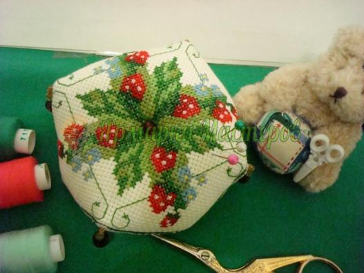 <div style=margin-left:10px><h1>Бискорню-игольница" Земляника"</h1><p><a href="/catalog/rukodelie/">Рукоділля</a> » <a href="/catalog/rukodelie/rukodelie--obschee/">Рукоділля, загальне</a></p><i class="fa fa-map-marker"></i> Киевская область, Киев<br /><br /><div class="socdata"><script src="//yastatic.net/es5-shims/0.0.2/es5-shims.min.js"></script>
                                            <script src="//yastatic.net/share2/share.js"></script>
                                            <div class="ya-share2" data-services="facebook,gplus,twitter,lj,viber,whatsapp,skype" data-counter=""></div></div>