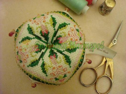 <div style=margin-left:10px><h1>Бискорню-игольница" Бутоны"</h1><p><a href="/catalog/rukodelie/">Рукоділля</a> » <a href="/catalog/rukodelie/rukodelie--obschee/">Рукоділля, загальне</a></p><i class="fa fa-map-marker"></i> Киевская область, Киев<br /><br /><div class="socdata"><script src="//yastatic.net/es5-shims/0.0.2/es5-shims.min.js"></script>
                                            <script src="//yastatic.net/share2/share.js"></script>
                                            <div class="ya-share2" data-services="facebook,gplus,twitter,lj,viber,whatsapp,skype" data-counter=""></div></div>