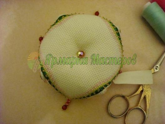 <div style=margin-left:10px><h1>Бискорню-игольница" Бутоны"</h1><p><a href="/catalog/rukodelie/">Рукоділля</a> » <a href="/catalog/rukodelie/rukodelie--obschee/">Рукоділля, загальне</a></p><i class="fa fa-map-marker"></i> Киевская область, Киев<br /><br /><div class="socdata"><script src="//yastatic.net/es5-shims/0.0.2/es5-shims.min.js"></script>
                                            <script src="//yastatic.net/share2/share.js"></script>
                                            <div class="ya-share2" data-services="facebook,gplus,twitter,lj,viber,whatsapp,skype" data-counter=""></div></div>