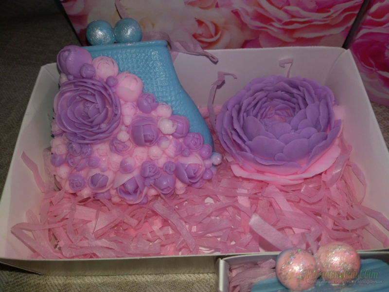 <div style=margin-left:10px><h1>мыло ручной работы кошелечек в пионах</h1><p><a href="/catalog/podarki--suveniry/">Подарунки, сувеніри</a> » <a href="/catalog/podarki--suveniry/mylo/">Мило</a></p><i class="fa fa-map-marker"></i> Киевская область, Киев<br /><br /><div class="socdata"><script src="//yastatic.net/es5-shims/0.0.2/es5-shims.min.js"></script>
                                            <script src="//yastatic.net/share2/share.js"></script>
                                            <div class="ya-share2" data-services="facebook,gplus,twitter,lj,viber,whatsapp,skype" data-counter=""></div></div>