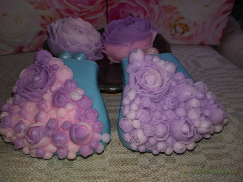 <div style=margin-left:10px><h1>мыло ручной работы кошелечек в пионах</h1><p><a href="/catalog/podarki--suveniry/">Подарунки, сувеніри</a> » <a href="/catalog/podarki--suveniry/mylo/">Мило</a></p><i class="fa fa-map-marker"></i> Киевская область, Киев<br /><br /><div class="socdata"><script src="//yastatic.net/es5-shims/0.0.2/es5-shims.min.js"></script>
                                            <script src="//yastatic.net/share2/share.js"></script>
                                            <div class="ya-share2" data-services="facebook,gplus,twitter,lj,viber,whatsapp,skype" data-counter=""></div></div>