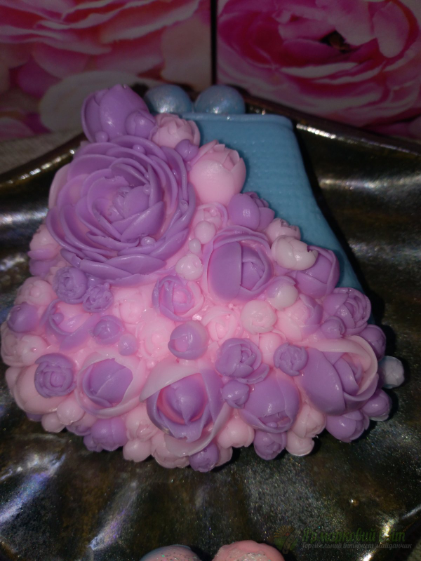 <div style=margin-left:10px><h1>мыло ручной работы кошелечек в пионах</h1><p><a href="/catalog/podarki--suveniry/">Подарунки, сувеніри</a> » <a href="/catalog/podarki--suveniry/mylo/">Мило</a></p><i class="fa fa-map-marker"></i> Киевская область, Киев<br /><br /><div class="socdata"><script src="//yastatic.net/es5-shims/0.0.2/es5-shims.min.js"></script>
                                            <script src="//yastatic.net/share2/share.js"></script>
                                            <div class="ya-share2" data-services="facebook,gplus,twitter,lj,viber,whatsapp,skype" data-counter=""></div></div>