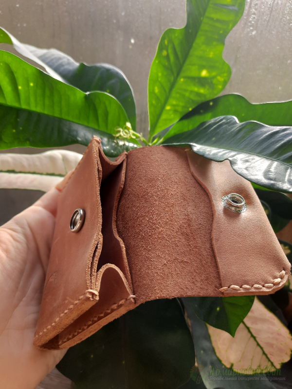 <div style=margin-left:10px><h1>Шкіряний картхолдер</h1><p><a href="/catalog/ukrasheniya/">Прикраси</a> » <a href="/catalog/ukrasheniya/aksessuary/">Аксесуари</a></p><i class="fa fa-map-marker"></i> Киевская область, Киев<br /><br /><div class="socdata"><script src="//yastatic.net/es5-shims/0.0.2/es5-shims.min.js"></script>
                                            <script src="//yastatic.net/share2/share.js"></script>
                                            <div class="ya-share2" data-services="facebook,gplus,twitter,lj,viber,whatsapp,skype" data-counter=""></div></div>