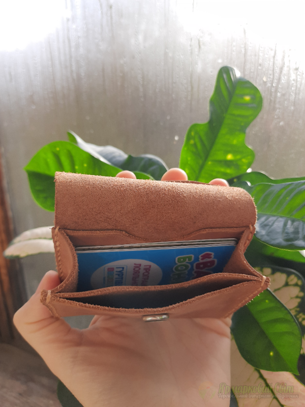 <div style=margin-left:10px><h1>Шкіряний картхолдер</h1><p><a href="/catalog/ukrasheniya/">Прикраси</a> » <a href="/catalog/ukrasheniya/aksessuary/">Аксесуари</a></p><i class="fa fa-map-marker"></i> Киевская область, Киев<br /><br /><div class="socdata"><script src="//yastatic.net/es5-shims/0.0.2/es5-shims.min.js"></script>
                                            <script src="//yastatic.net/share2/share.js"></script>
                                            <div class="ya-share2" data-services="facebook,gplus,twitter,lj,viber,whatsapp,skype" data-counter=""></div></div>