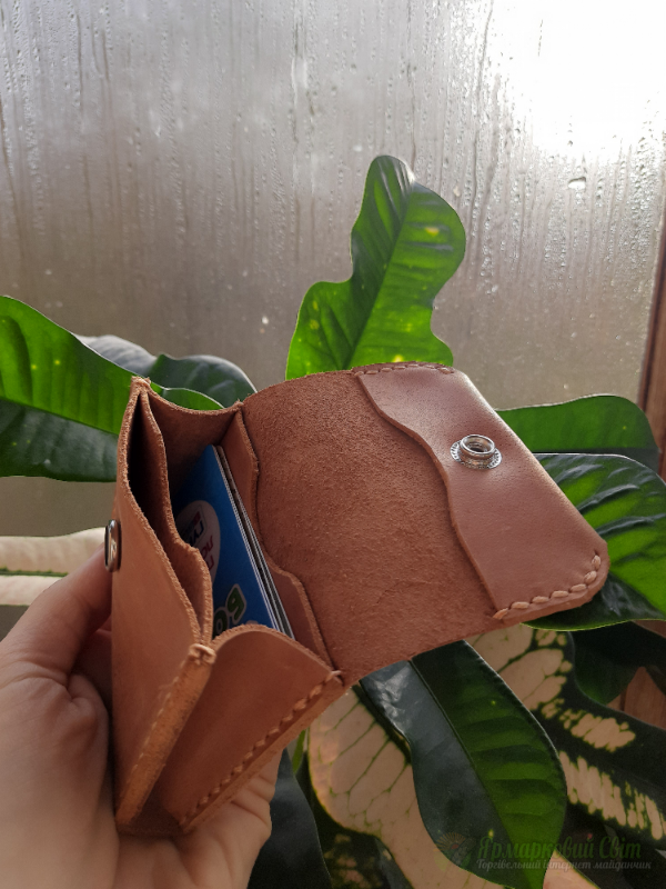 <div style=margin-left:10px><h1>Шкіряний картхолдер</h1><p><a href="/catalog/ukrasheniya/">Прикраси</a> » <a href="/catalog/ukrasheniya/aksessuary/">Аксесуари</a></p><i class="fa fa-map-marker"></i> Киевская область, Киев<br /><br /><div class="socdata"><script src="//yastatic.net/es5-shims/0.0.2/es5-shims.min.js"></script>
                                            <script src="//yastatic.net/share2/share.js"></script>
                                            <div class="ya-share2" data-services="facebook,gplus,twitter,lj,viber,whatsapp,skype" data-counter=""></div></div>