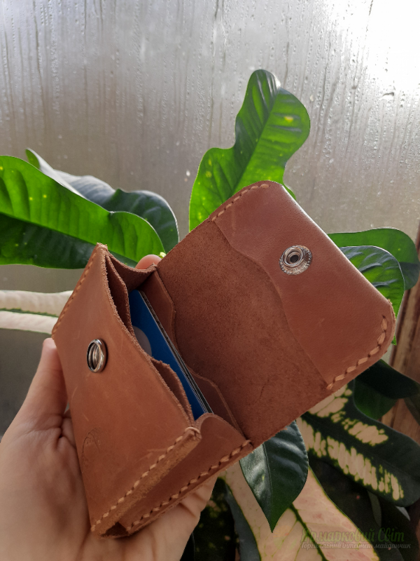 <div style=margin-left:10px><h1>Шкіряний картхолдер</h1><p><a href="/catalog/ukrasheniya/">Прикраси</a> » <a href="/catalog/ukrasheniya/aksessuary/">Аксесуари</a></p><i class="fa fa-map-marker"></i> Киевская область, Киев<br /><br /><div class="socdata"><script src="//yastatic.net/es5-shims/0.0.2/es5-shims.min.js"></script>
                                            <script src="//yastatic.net/share2/share.js"></script>
                                            <div class="ya-share2" data-services="facebook,gplus,twitter,lj,viber,whatsapp,skype" data-counter=""></div></div>