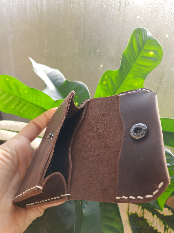 <div style=margin-left:10px><h1>Шкіряний картхолдер</h1><p><a href="/catalog/ukrasheniya/">Прикраси</a> » <a href="/catalog/ukrasheniya/aksessuary/">Аксесуари</a></p><i class="fa fa-map-marker"></i> Киевская область, Киев<br /><br /><div class="socdata"><script src="//yastatic.net/es5-shims/0.0.2/es5-shims.min.js"></script>
                                            <script src="//yastatic.net/share2/share.js"></script>
                                            <div class="ya-share2" data-services="facebook,gplus,twitter,lj,viber,whatsapp,skype" data-counter=""></div></div>