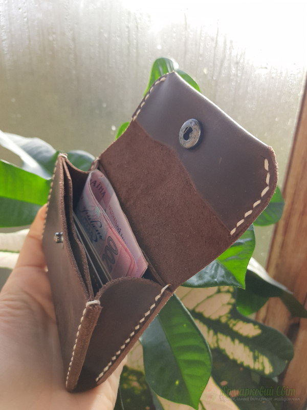 <div style=margin-left:10px><h1>Шкіряний картхолдер</h1><p><a href="/catalog/ukrasheniya/">Прикраси</a> » <a href="/catalog/ukrasheniya/aksessuary/">Аксесуари</a></p><i class="fa fa-map-marker"></i> Киевская область, Киев<br /><br /><div class="socdata"><script src="//yastatic.net/es5-shims/0.0.2/es5-shims.min.js"></script>
                                            <script src="//yastatic.net/share2/share.js"></script>
                                            <div class="ya-share2" data-services="facebook,gplus,twitter,lj,viber,whatsapp,skype" data-counter=""></div></div>