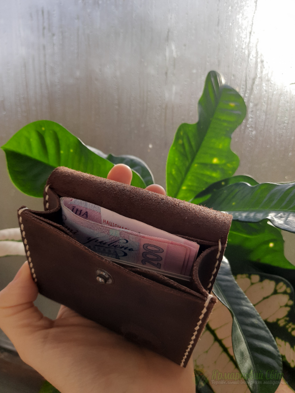 <div style=margin-left:10px><h1>Шкіряний картхолдер</h1><p><a href="/catalog/ukrasheniya/">Прикраси</a> » <a href="/catalog/ukrasheniya/aksessuary/">Аксесуари</a></p><i class="fa fa-map-marker"></i> Киевская область, Киев<br /><br /><div class="socdata"><script src="//yastatic.net/es5-shims/0.0.2/es5-shims.min.js"></script>
                                            <script src="//yastatic.net/share2/share.js"></script>
                                            <div class="ya-share2" data-services="facebook,gplus,twitter,lj,viber,whatsapp,skype" data-counter=""></div></div>