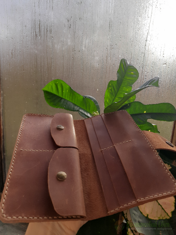 <div style=margin-left:10px><h1>Шкіряний гаманець</h1><p><a href="/catalog/ukrasheniya/">Прикраси</a> » <a href="/catalog/ukrasheniya/aksessuary/">Аксесуари</a></p><i class="fa fa-map-marker"></i> Киевская область, Киев<br /><br /><div class="socdata"><script src="//yastatic.net/es5-shims/0.0.2/es5-shims.min.js"></script>
                                            <script src="//yastatic.net/share2/share.js"></script>
                                            <div class="ya-share2" data-services="facebook,gplus,twitter,lj,viber,whatsapp,skype" data-counter=""></div></div>