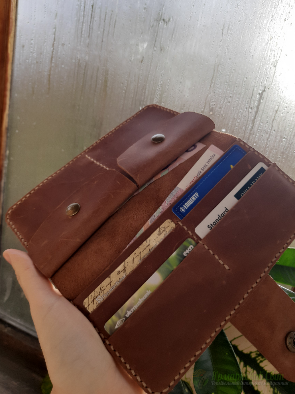 <div style=margin-left:10px><h1>Шкіряний гаманець</h1><p><a href="/catalog/ukrasheniya/">Прикраси</a> » <a href="/catalog/ukrasheniya/aksessuary/">Аксесуари</a></p><i class="fa fa-map-marker"></i> Киевская область, Киев<br /><br /><div class="socdata"><script src="//yastatic.net/es5-shims/0.0.2/es5-shims.min.js"></script>
                                            <script src="//yastatic.net/share2/share.js"></script>
                                            <div class="ya-share2" data-services="facebook,gplus,twitter,lj,viber,whatsapp,skype" data-counter=""></div></div>