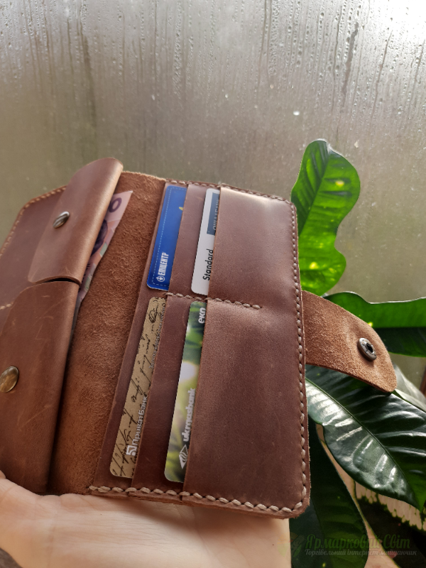 <div style=margin-left:10px><h1>Шкіряний гаманець</h1><p><a href="/catalog/ukrasheniya/">Прикраси</a> » <a href="/catalog/ukrasheniya/aksessuary/">Аксесуари</a></p><i class="fa fa-map-marker"></i> Киевская область, Киев<br /><br /><div class="socdata"><script src="//yastatic.net/es5-shims/0.0.2/es5-shims.min.js"></script>
                                            <script src="//yastatic.net/share2/share.js"></script>
                                            <div class="ya-share2" data-services="facebook,gplus,twitter,lj,viber,whatsapp,skype" data-counter=""></div></div>