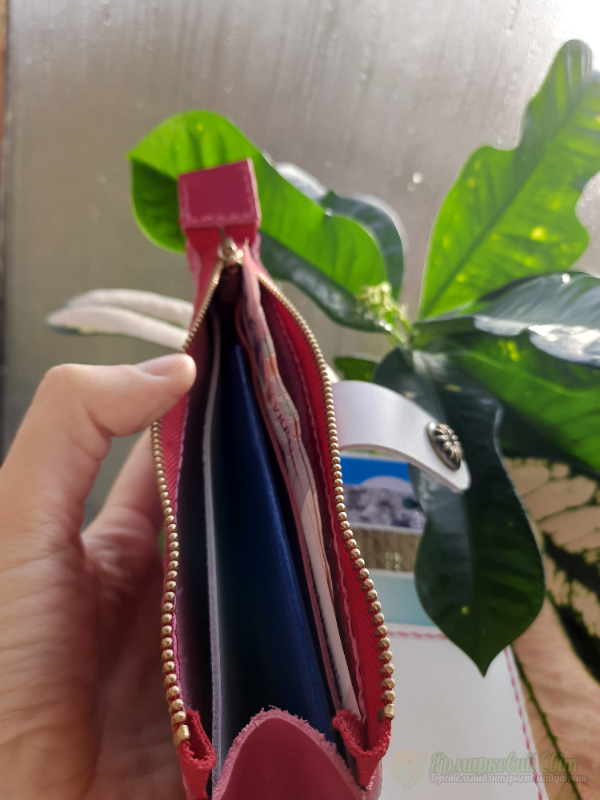 <div style=margin-left:10px><h1>Шкіряний гаманець</h1><p><a href="/catalog/ukrasheniya/">Прикраси</a> » <a href="/catalog/ukrasheniya/aksessuary/">Аксесуари</a></p><i class="fa fa-map-marker"></i> Киевская область, Киев<br /><br /><div class="socdata"><script src="//yastatic.net/es5-shims/0.0.2/es5-shims.min.js"></script>
                                            <script src="//yastatic.net/share2/share.js"></script>
                                            <div class="ya-share2" data-services="facebook,gplus,twitter,lj,viber,whatsapp,skype" data-counter=""></div></div>