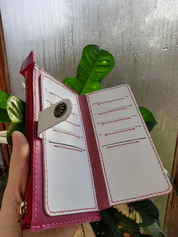 <div style=margin-left:10px><h1>Шкіряний гаманець</h1><p><a href="/catalog/ukrasheniya/">Прикраси</a> » <a href="/catalog/ukrasheniya/aksessuary/">Аксесуари</a></p><i class="fa fa-map-marker"></i> Киевская область, Киев<br /><br /><div class="socdata"><script src="//yastatic.net/es5-shims/0.0.2/es5-shims.min.js"></script>
                                            <script src="//yastatic.net/share2/share.js"></script>
                                            <div class="ya-share2" data-services="facebook,gplus,twitter,lj,viber,whatsapp,skype" data-counter=""></div></div>