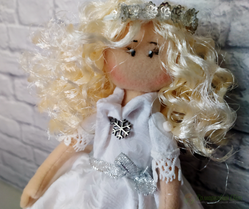 <div style=margin-left:10px><h1>Кукла Новогодний Ангел</h1><p><a href="/catalog/igrushki/">Iграшки</a> » <a href="/catalog/igrushki/kukly/">Кукли</a></p><i class="fa fa-map-marker"></i> Кировоградская область, Кировоград<br /><br /><div class="socdata"><script src="//yastatic.net/es5-shims/0.0.2/es5-shims.min.js"></script>
                                            <script src="//yastatic.net/share2/share.js"></script>
                                            <div class="ya-share2" data-services="facebook,gplus,twitter,lj,viber,whatsapp,skype" data-counter=""></div></div>