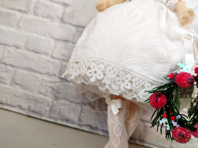 <div style=margin-left:10px><h1>Кукла Новогодний Ангел</h1><p><a href="/catalog/igrushki/">Iграшки</a> » <a href="/catalog/igrushki/kukly/">Кукли</a></p><i class="fa fa-map-marker"></i> Кировоградская область, Кировоград<br /><br /><div class="socdata"><script src="//yastatic.net/es5-shims/0.0.2/es5-shims.min.js"></script>
                                            <script src="//yastatic.net/share2/share.js"></script>
                                            <div class="ya-share2" data-services="facebook,gplus,twitter,lj,viber,whatsapp,skype" data-counter=""></div></div>