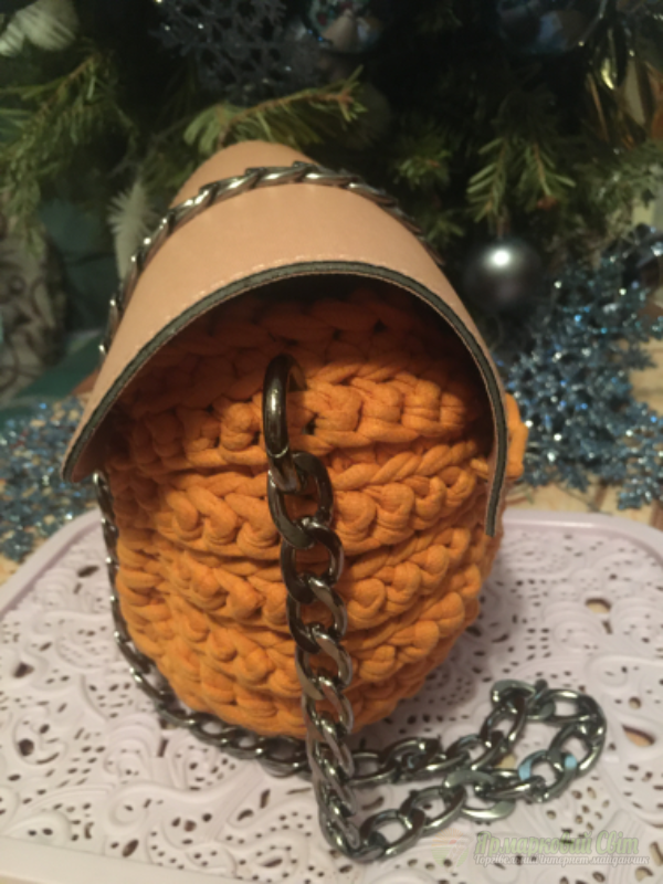 <div style=margin-left:10px><h1>Сумка ручной работы из трикотажной пряжи</h1><p><a href="/catalog/ukrasheniya/">Прикраси</a> » <a href="/catalog/ukrasheniya/podarki/">Подарунки</a></p><i class="fa fa-map-marker"></i> Киевская область, Киев<br /><br /><div class="socdata"><script src="//yastatic.net/es5-shims/0.0.2/es5-shims.min.js"></script>
                                            <script src="//yastatic.net/share2/share.js"></script>
                                            <div class="ya-share2" data-services="facebook,gplus,twitter,lj,viber,whatsapp,skype" data-counter=""></div></div>