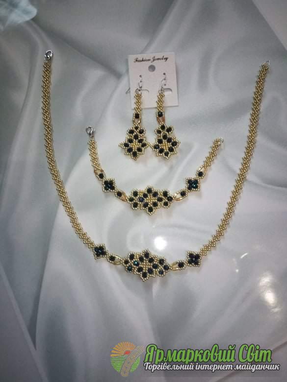 <div style=margin-left:10px><h1>Вечерний комплект</h1><p><a href="/catalog/ukrasheniya/">Прикраси</a> » <a href="/catalog/ukrasheniya/aksessuary/">Аксесуари</a></p><i class="fa fa-map-marker"></i> Полтавская область, Кременчуг<br /><br /><script src="//yastatic.net/es5-shims/0.0.2/es5-shims.min.js"></script>
                                            <script src="//yastatic.net/share2/share.js"></script>
                                            <div class="ya-share2" data-services="facebook,gplus,twitter,lj,viber,whatsapp,skype" data-counter=""></div><br /><div class="socdata"></div></div>