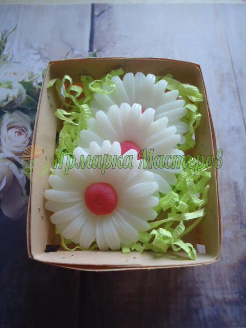 <div style=margin-left:10px><h1>Набор мыла ручной работы "Ромашковое поле"</h1><p><a href="/catalog/podarki--suveniry/">Подарунки, сувеніри</a> » <a href="/catalog/podarki--suveniry/mylo/">Мило</a></p><i class="fa fa-map-marker"></i> Херсонская область, Херсон<br /><br /><div class="socdata"><script src="//yastatic.net/es5-shims/0.0.2/es5-shims.min.js"></script>
                                            <script src="//yastatic.net/share2/share.js"></script>
                                            <div class="ya-share2" data-services="facebook,gplus,twitter,lj,viber,whatsapp,skype" data-counter=""></div></div>