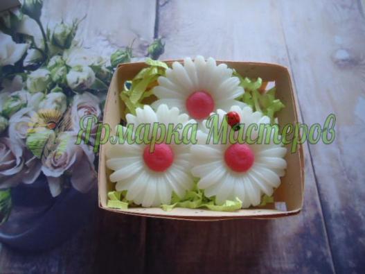 <div style=margin-left:10px><h1>Набор мыла ручной работы "Ромашковое поле"</h1><p><a href="/catalog/podarki--suveniry/">Подарунки, сувеніри</a> » <a href="/catalog/podarki--suveniry/mylo/">Мило</a></p><i class="fa fa-map-marker"></i> Херсонская область, Херсон<br /><br /><div class="socdata"><script src="//yastatic.net/es5-shims/0.0.2/es5-shims.min.js"></script>
                                            <script src="//yastatic.net/share2/share.js"></script>
                                            <div class="ya-share2" data-services="facebook,gplus,twitter,lj,viber,whatsapp,skype" data-counter=""></div></div>